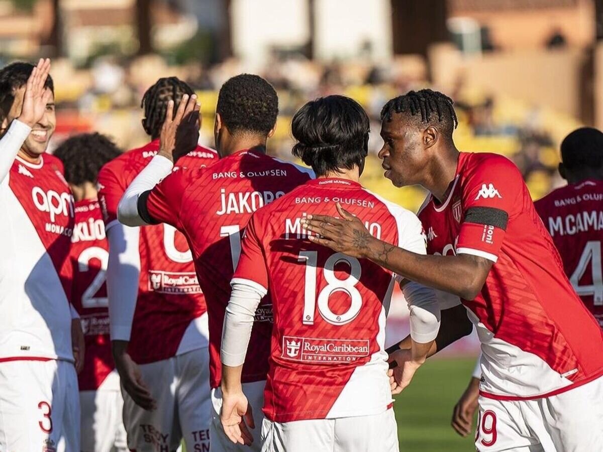    Футболисты "Монако" отмечают забитый мяч© Соцсети футбольного клуба