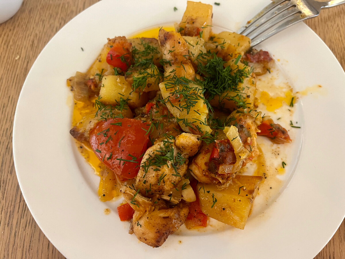 At lunch time we. Школьная столовая в америке. Что кушать с кофе. Школьный обед в англии. Женщина в кафе.