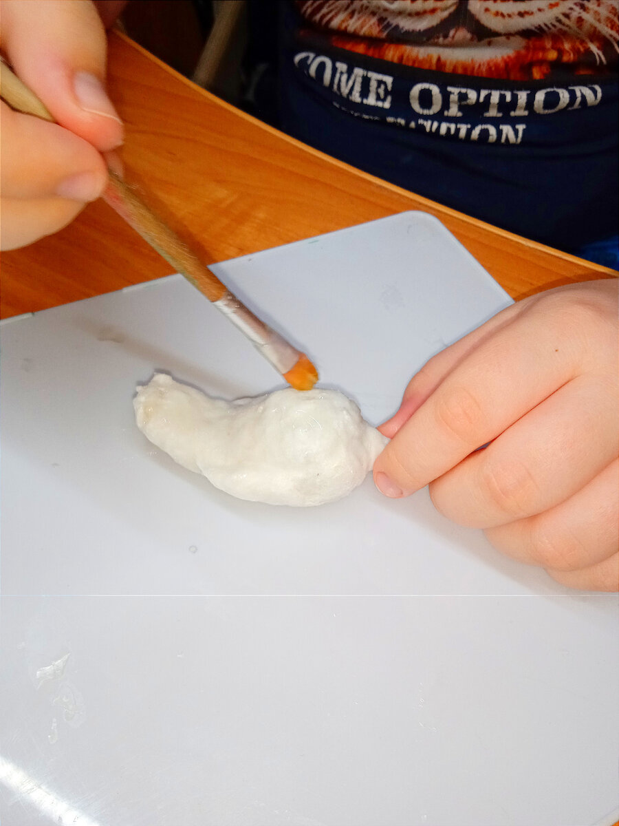 Пришлось помогать с клювиком!