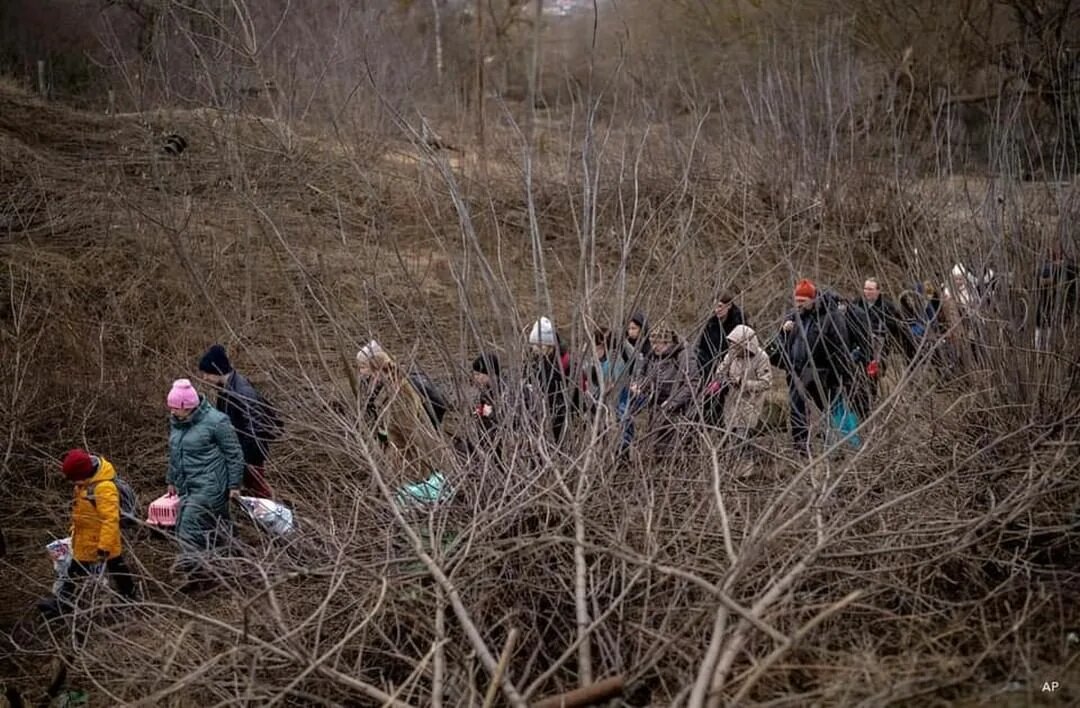 Затворники выходят из пещеры. Фото из интернета