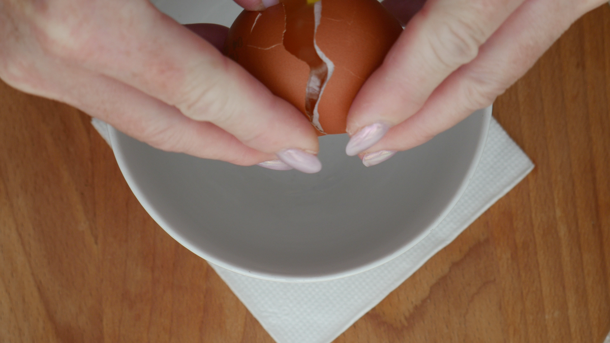 Как взять желток руками. Маска для волос. Маска для лица с крахмалом. Маска для волос из яйца в домашних. Маска изя яиц для волос.