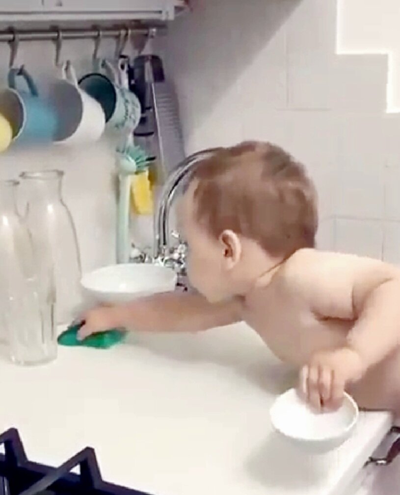 Дети, по подражанию за взрослыми, стремятся к порядку на кухне /Фото из свободного источника