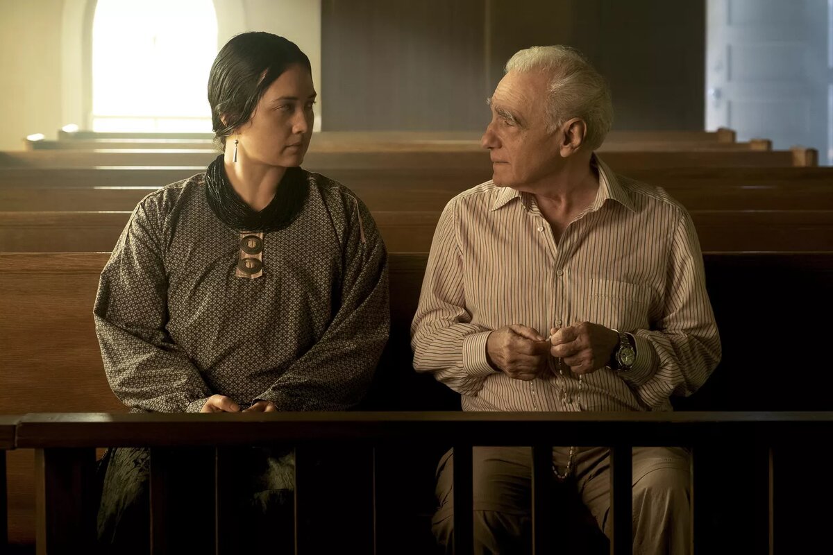 Лили Гладстоун и Мартин Скорсезе на съёмочной площадке "Убийцы цветочной луны"