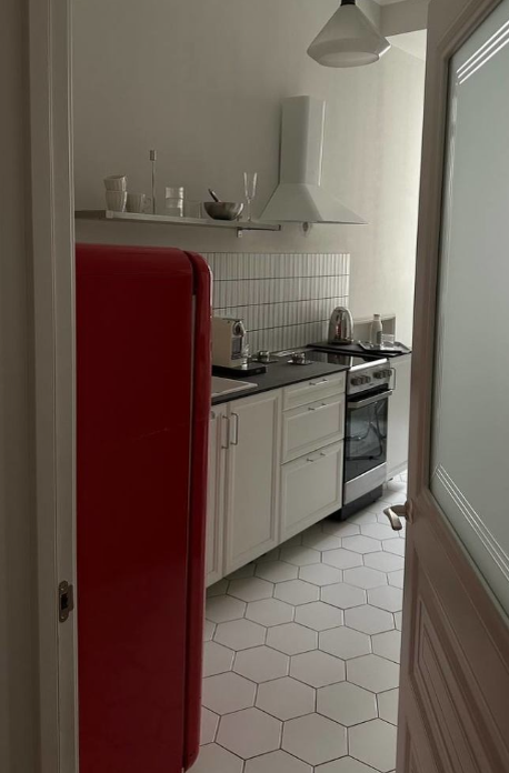 интерьер маленькой кухни 8 кв. кухня 7кв м в панельном доме неоклассика. кухня 6кв м квадрат с балконом. интерьер кухни 8м2 угловой. интерьер маленькой кухни 7 кв.