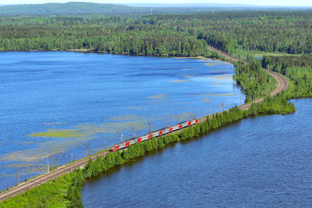Электричка на перешейке между Кавголовским и Курголовским озерами. Фото с сайта prostor-spb