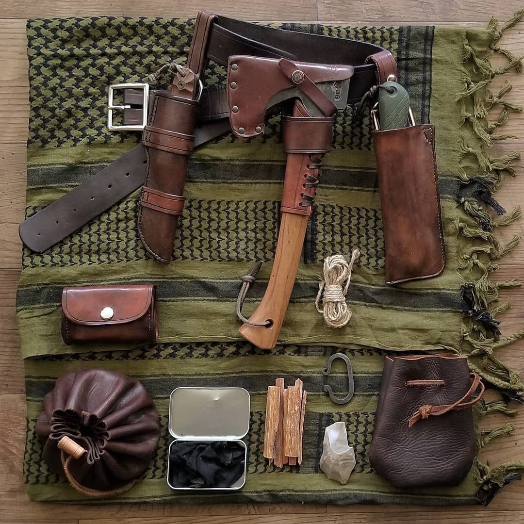 Современная ретро-набор снаряжения выживальщика.