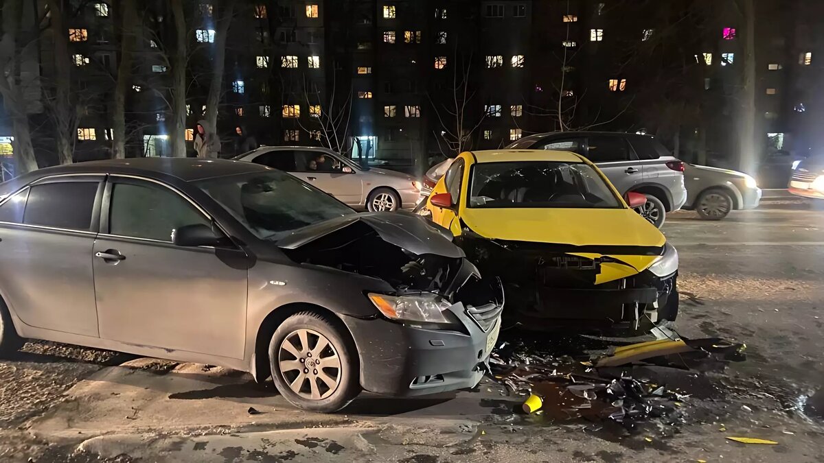     Один человек пострадал в аварии с участием трех легковушек в Ростове вечером 17 февраля, рассказали в городском управлении ГИБДД.