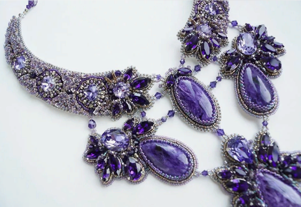 Здесь и далее изображения взяты с сервиса Яндекс. Картинки.  Колье с крупными чароитами.