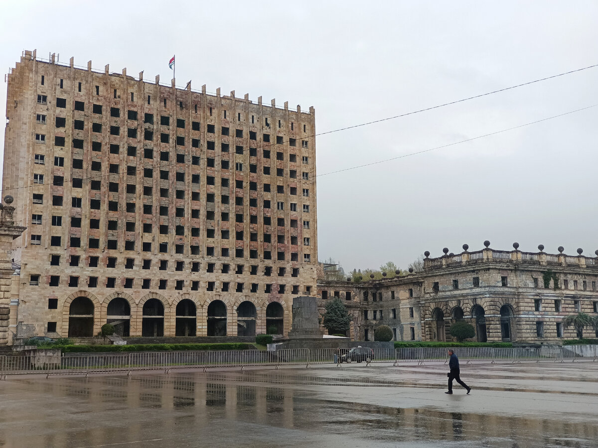 Здание городской администрации после войны.