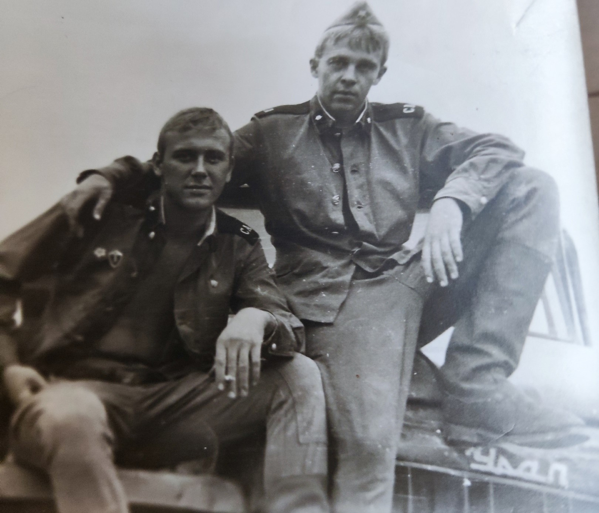 Слева на право: Андрей Твердохлебов (Самара) и Андрей Харченко (Украина) на капоте бортового грузовика Урал в автопарке полка. Лица знакомые, но с ними я никак не пересекался по службе.