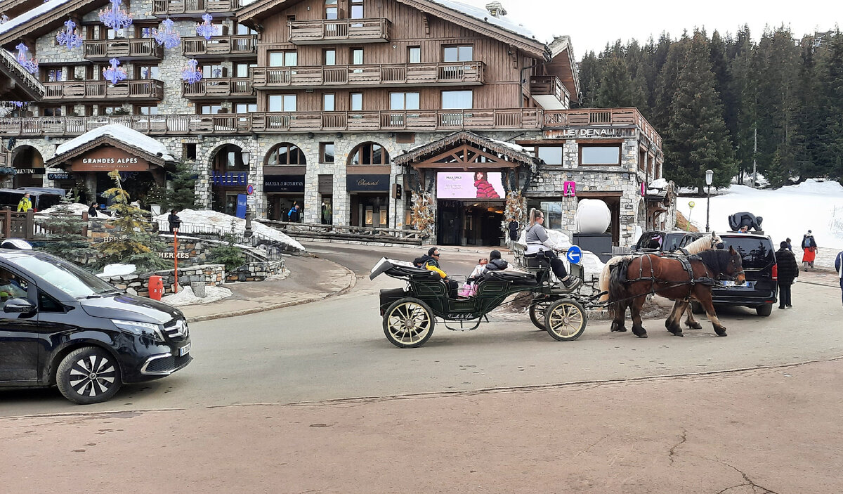 Среди дорогих машин лощади везущие карету - в порядке вещей. Фото автора