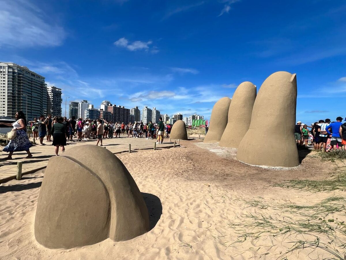 Скульптор Марио Ираррасабаль.«Рука Пунта-дель-Эсте»