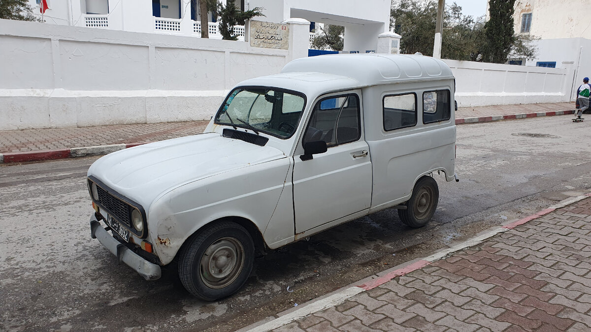 Renault 4 F6 Fourgonnette на улице в Тунисе