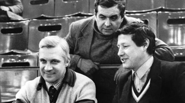 1980-е годы. Режиссер спортивных трансляций Эрнест Серебренников (в центре) с комментаторами Владиславом Гусевым (слева) и Геннадием Орловым. Фото из архива Эрнеста Серебренникова