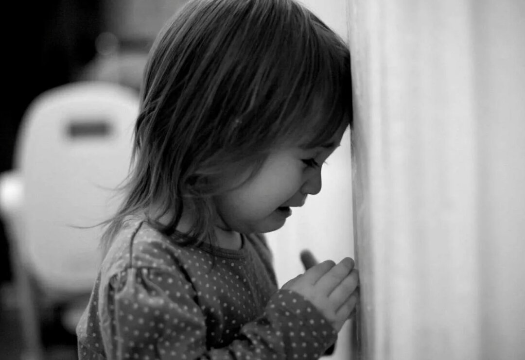 Изображение со страницы https://razrisyika.ru/img/cat-plachet-devochka-14439