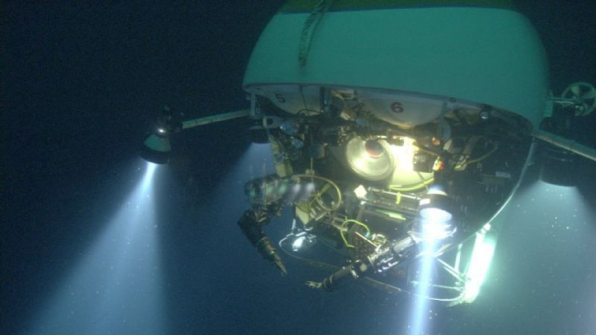 Исследовательский подводный аппарат над бездной. Кадр из фильма "Чужие с глубин", Джеймс Кэмерон