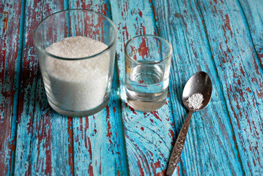 ШАГ 1:
Как сделать леденцы Петушки на палочки в домашних условиях? Подготовьте необходимые ингредиенты. Сахар лучше взять белый мелкий. Пропорции сахара и воды нужно соблюдать строго. Лимонная кислота нужна, чтобы сахар не кристаллизовался и еще для баланса вкуса, чтобы леденцы не были приторными. По желанию можно добавить красители и ароматизаторы, но они добавляются в самом конце уже в готовую карамель.