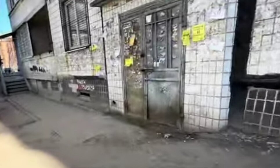 Здесь, наверное, собиралась молодежь и проводила свои лучшие деньки. Иначе непонятно, чем такое местечко может быть дорого.