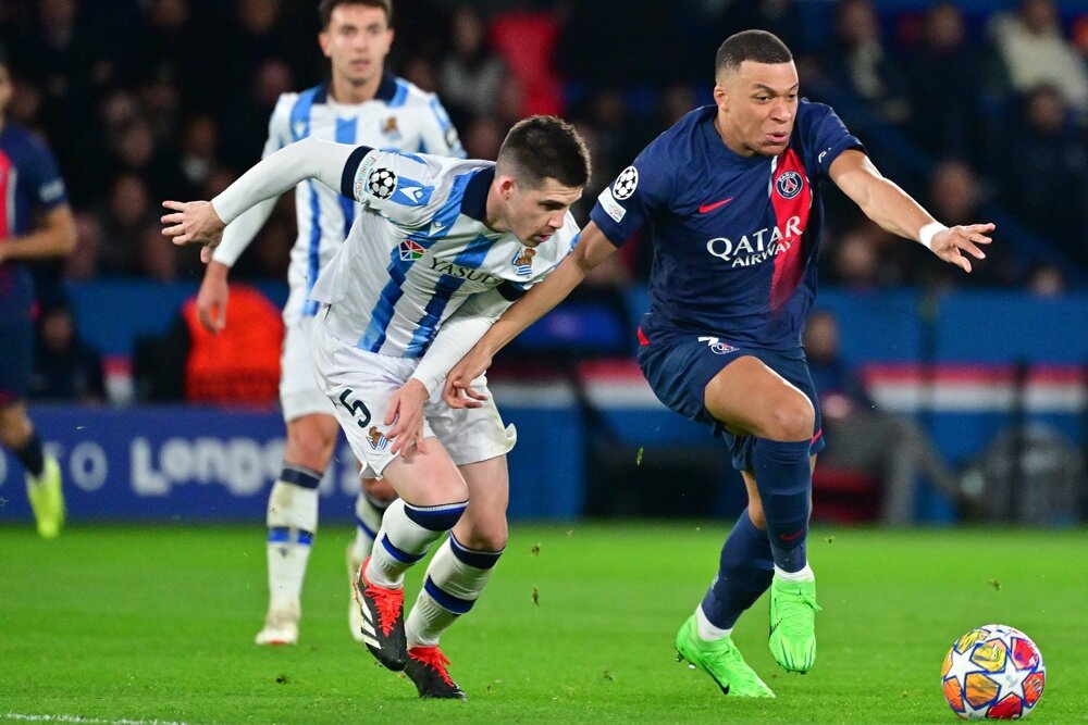    Килиан Мбаппе (справа) попросил руководство "ПСЖ" не предлагать новый контракт и не мешать ему вести переговоры с "Реалом". / Getty Images