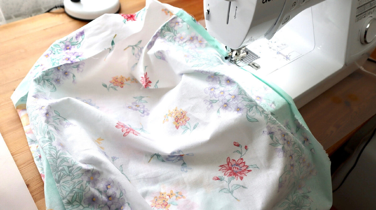 Заправить простынь на кровати. Постель на резинке. Как заправить простынь под матрас. Простыня на матрасе. Как заправить простынь под матрас.