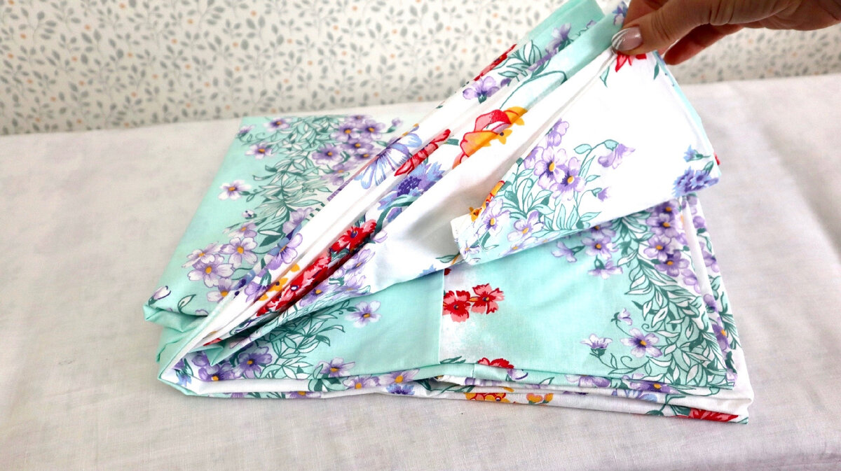 Заправленная кровать. Как красиво заправить простынь. Простынь на углу кровати. Простынь на резинке лайфхак. Красиво заправить простынь.