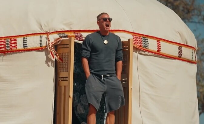 Митя кричит от боли