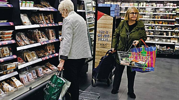    EPA/ТАСС Покупатели тратят больше из-за инфляции