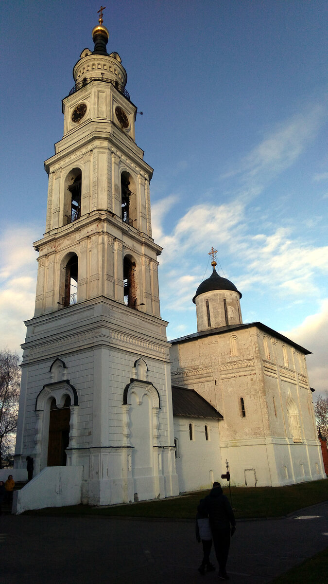 Часы на четвертом ярусе колокольни Воскресенского собора появились в XIX веке. Все детали курантов были изготовлены вручную и с потрясающей точностью. В 30-е годы XX века они переехали на здание Северного речного вокзала в Москве, а их место спустя несколько десятилетий заняли часы современного производства (здесь и далее фото автора)