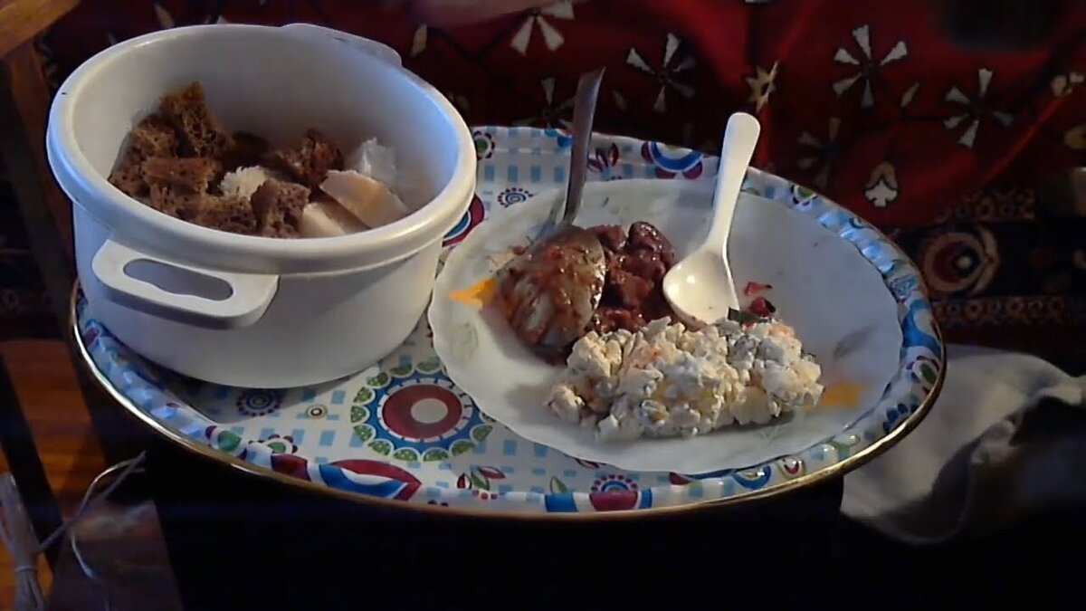 Эпизод из видео "Я один отмечаю новый 2013 год"