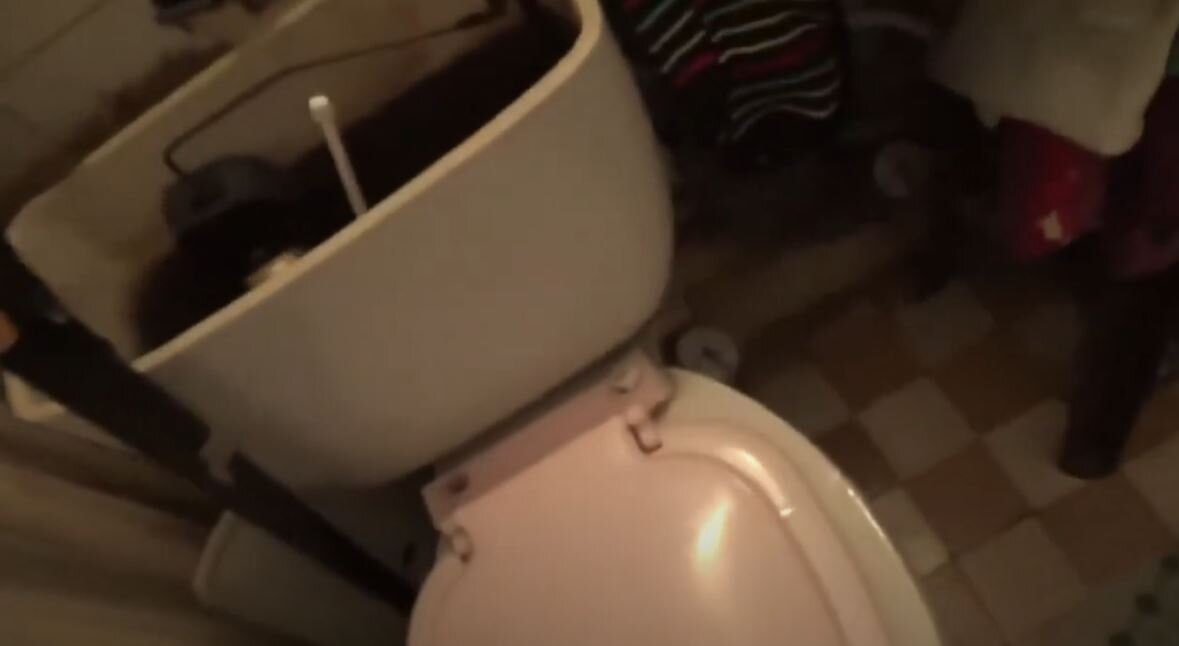 Эпизод из видео "Течет под унитазом. Надо ли срочно чинить и сколько стоит?"