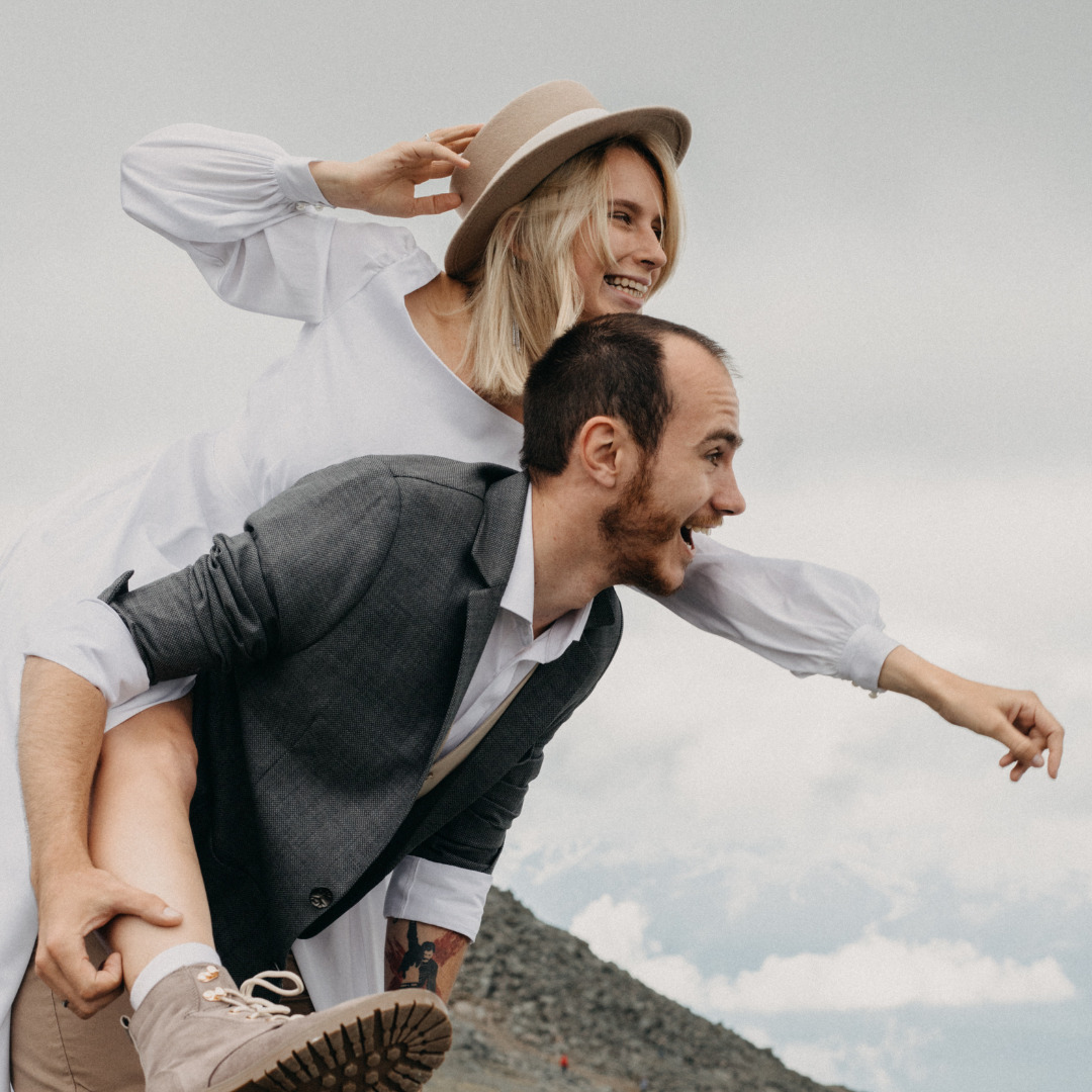 Это краткий список задач для подготовки: 
Подбор платья: Выбрать свадебное платье, которое соответствует ее стилю и предпочтениям. Важно учесть время на доставку и возможные правки. 
Выбор места проведения свадьбы: Решить, где будет проходить свадьба — это может быть зал, открытая площадка или какое-то нестандартное место. 
Работа с поставщиками: Нанимать услуги фотографа, видеографа, флориста, стилиста, кейтеринга и других поставщиков, которые нужны для проведения свадьбы. 
Составление гостевого списка: Определить, кого она хочет пригласить на свадьбу, и составить соответствующий список. 
Отправка приглашений: Разослать свадебные приглашения гостям с указанием даты, времени и места проведения свадьбы. 
Подготовка визуальных элементов: Решить вопросы о декоре, цветах, оформлении зала и других визуальных аспектах свадьбы. 
Выбор музыки: Подобрать музыкальное сопровождение для церемонии и ресторанной части свадьбы. 
Подготовка красоты: Запланировать визиты к стилисту, парикмахеру и визажисту для создания свадебного образа. 
Решение вопросов по жилью: Убедиться, что забронировано жилье для гостей, если это необходимо. 
Подготовка документов: Проверить и подготовить необходимые документы для регистрации брака. 
Создание регистра свадебных подарков: В случае если планируется регистрация подарков, определиться с магазином и товарами для регистрации. 
Планирование медового месяца: Разработать план для медового месяца, включая бронирование отелей, приобретение билетов и т. д. 
Подготовка к торжественным моментам: Подготовиться к тостам, свадебным танцам и другим традиционным моментам свадьбы. 
Забота о себе: Не забыть об уходе за собой, чтобы выглядеть свежо и отдохнувшей в день свадьбы. 
Планирование хорошего настроения: Сфокусироваться на позитивных моментах и наслаждаться процессом подготовки к свадьбе.

Запомните, что свадьба — это особенный день, поэтому важно планировать заранее и не забывать наслаждаться каждым моментом этого важного события в жизни.

Подпишись если было полезно и поделись этим видео с будущими молодоженами!)
Мой инстаграм: @shmidtshow