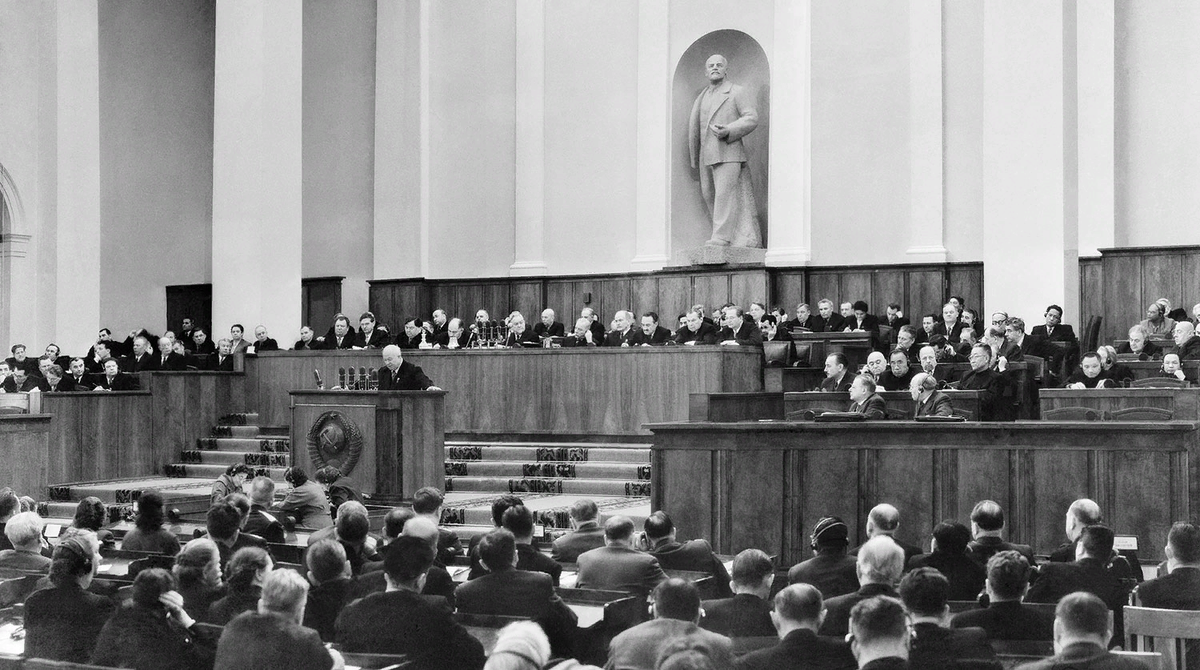 Н.С. Хрущев во время выступления на ХХ съезде КПСС в феврале 1956 года в Кремле. Источник изображения:  https://www.gazeta.ru/science/2021/02/24_a_13490276.shtml