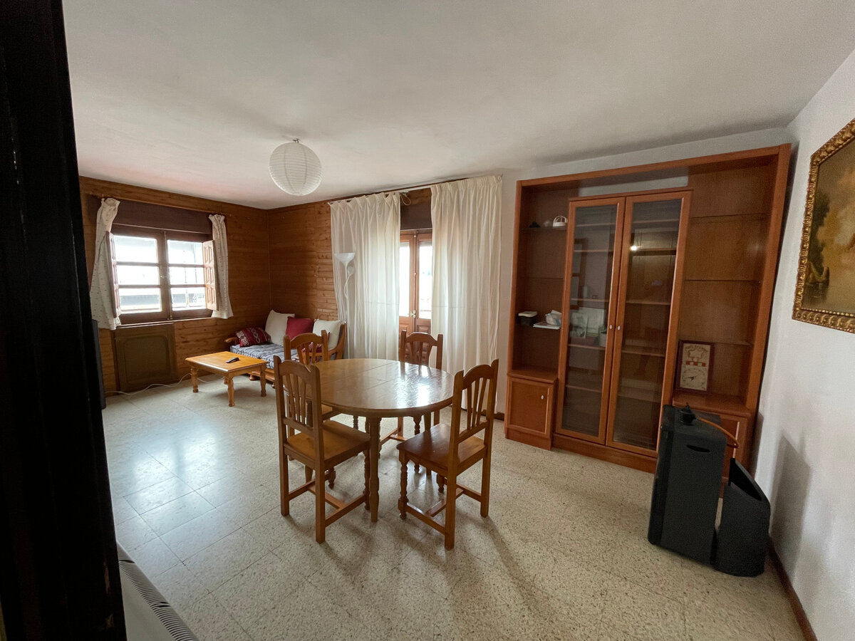 Фото свежее, январское. Гостиная. За белыми шторами - выход на террасу