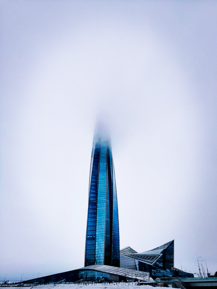 Верхушка Лахта-центра погрузилась в облака