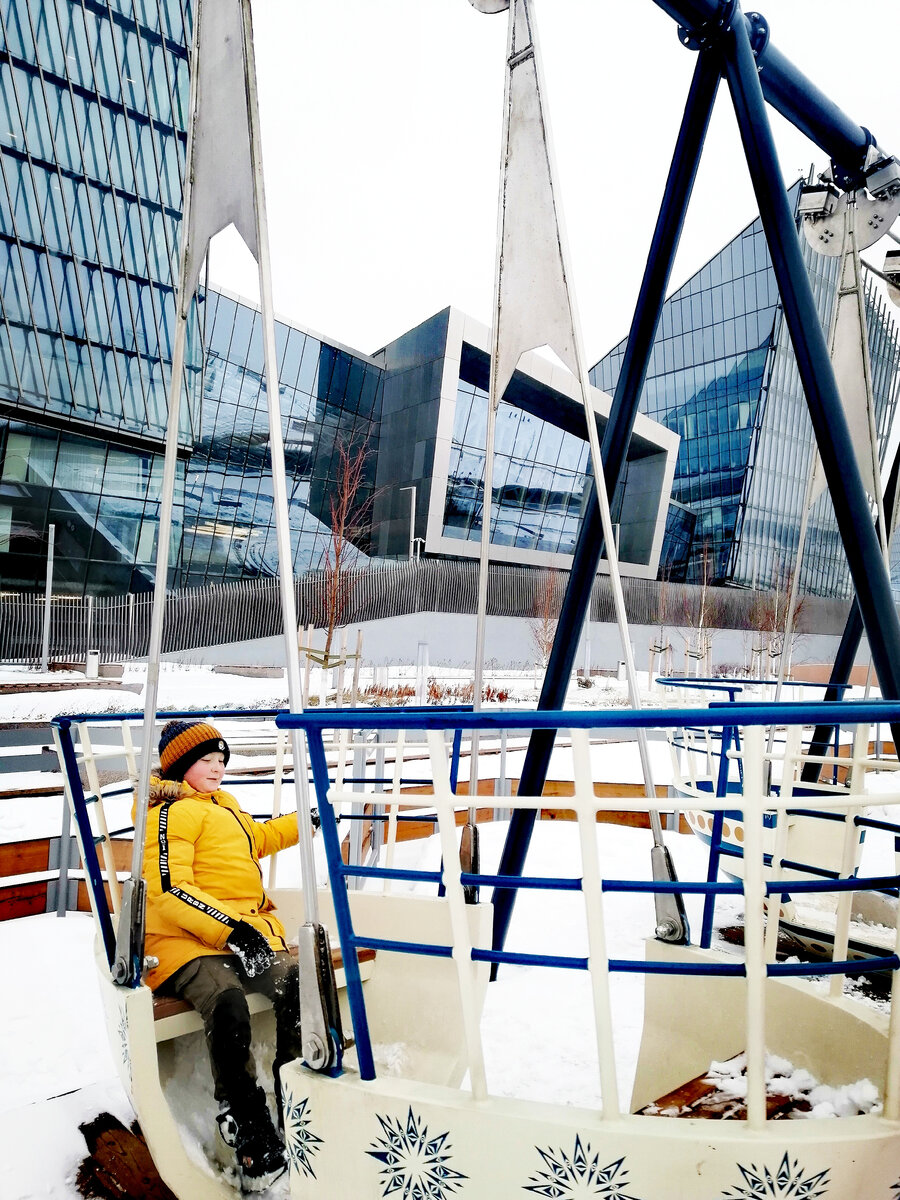 Качели-лодочки поскрипывали на морозе