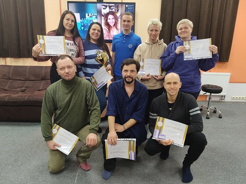 Группа Начального курса биосенсорных практик после успешного обучения с полученными Сертификатами.