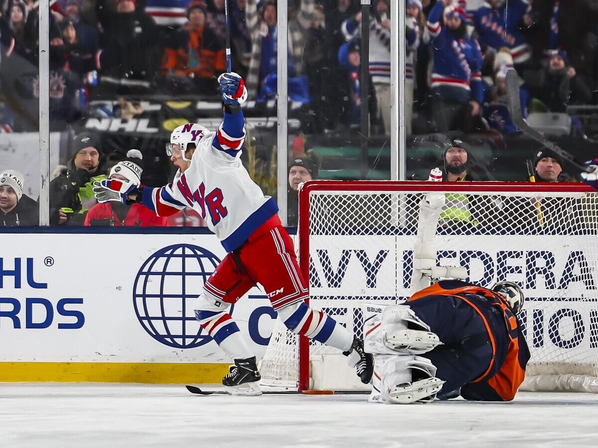    Хоккеист "Нью-Йорк Рейнджерс" Артемий Панарин© Фото : twitter.com/nyrangers