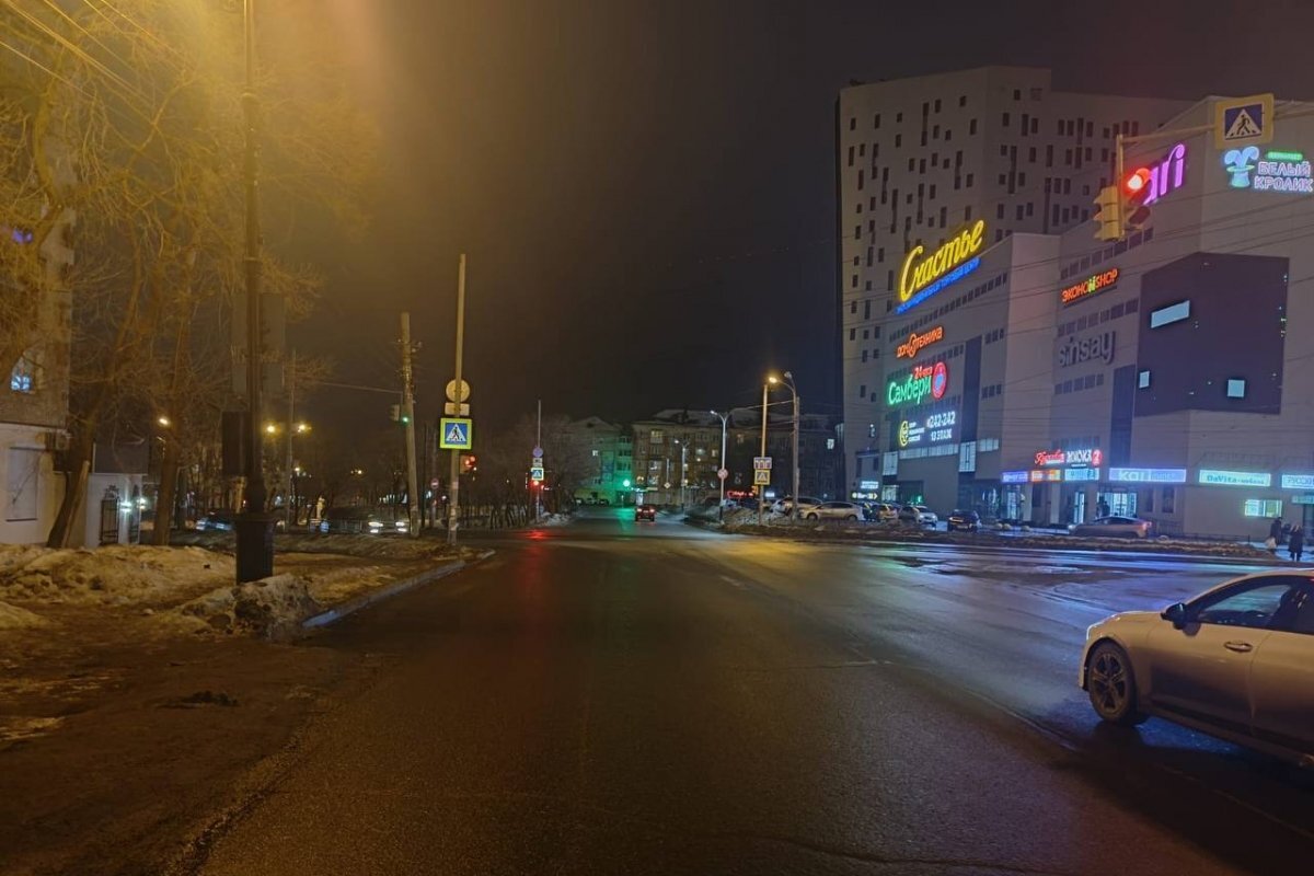    В Хабаровске водитель сбил школьницу на красный и скрылся