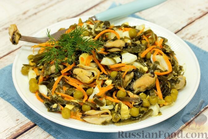 капуста морская, морковь по-корейски, горошек зелёный консервированный, мидии, яйца, масло растительное, кориандр