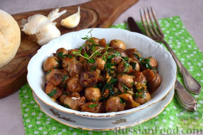 шампиньоны, чеснок, вино белое сухое, масло оливковое, масло сливочное, соль, перец чёрный молотый, зелень петрушки, тимьян