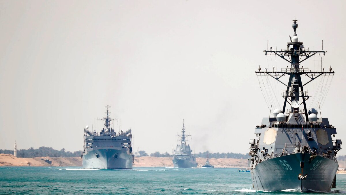 Ударная группа авианосца ВМС США «Авраам Линкольн» в Суэцком канале. Источник: https://www.washingtonpost.com/