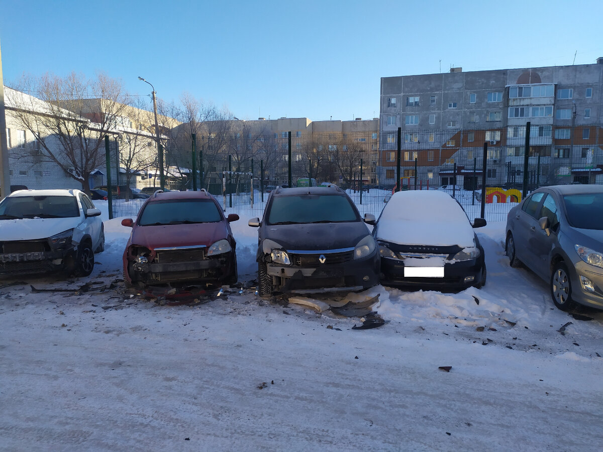 Моя машина крайняя справа, рядом с заснеженной