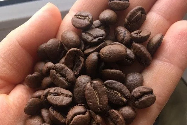 помол кофе в зависимости от степени обжарки. интересные рецепты кофе. сколько зерен кофе нужно. сколько зерен кофе нужно. пачка кофейных зерен.