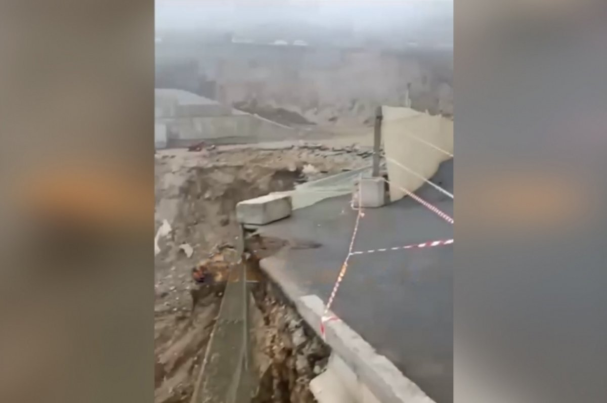    В котлован стройки рухнула часть придомовой территории