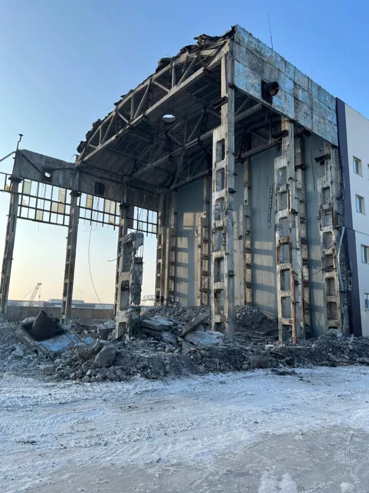 Снос промышленного здания в Барнауле на пр. Калинина 116/17. Источник: предоставлено Игорем Головизниным 