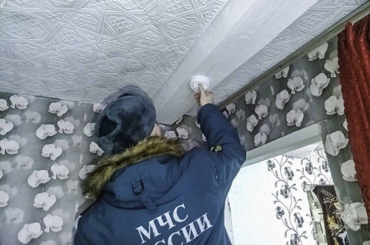    Семьям из Омской области бесплатно устанавливают пожарные извещатели