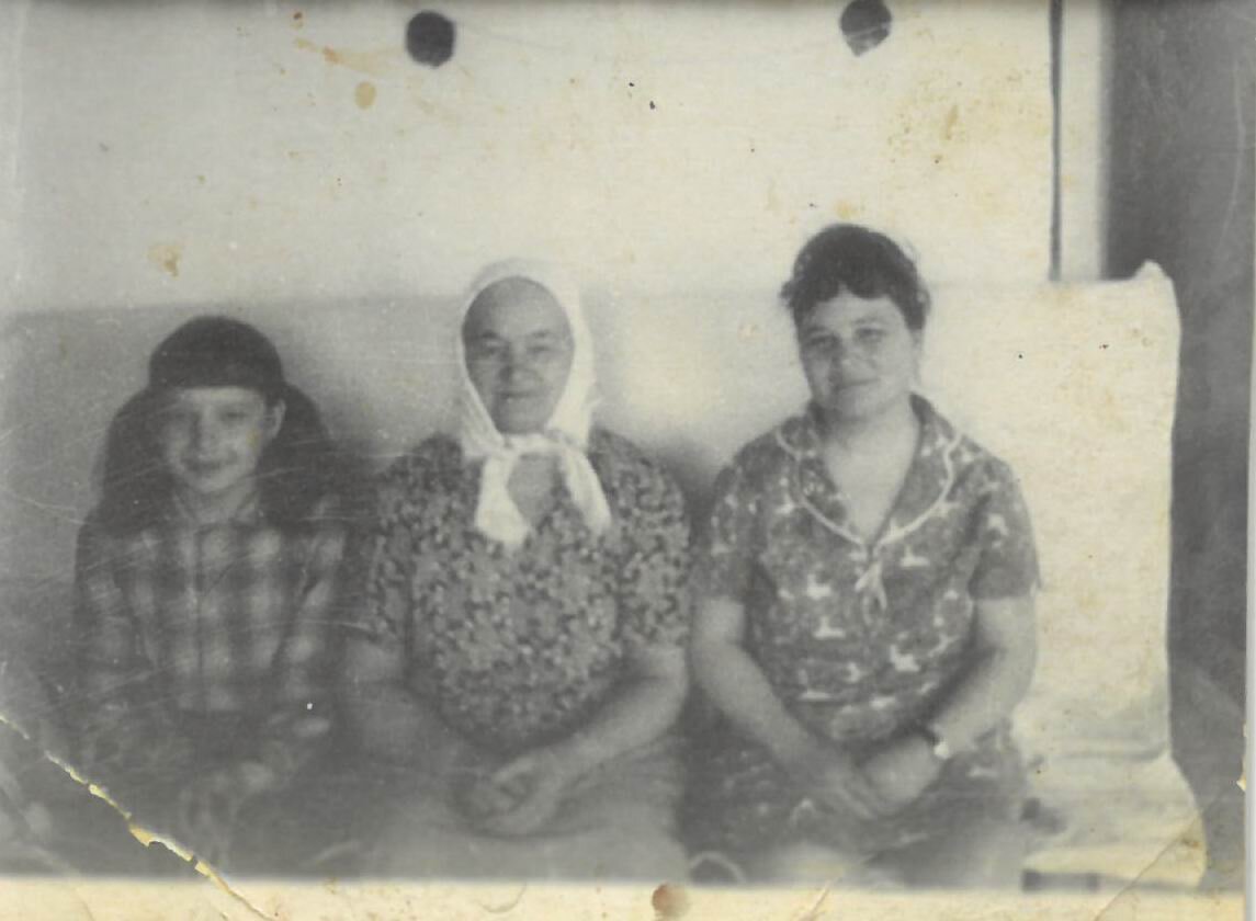 На фото моя прямая женская линия: мама, прабабушка Маруся и бабушка. Примерно 1972 год