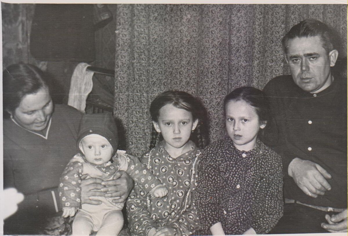 Семья моей тети Гузель: Кудряковы Рашит, Гузель, Адия, Наиля, Наиль, начало 70-х