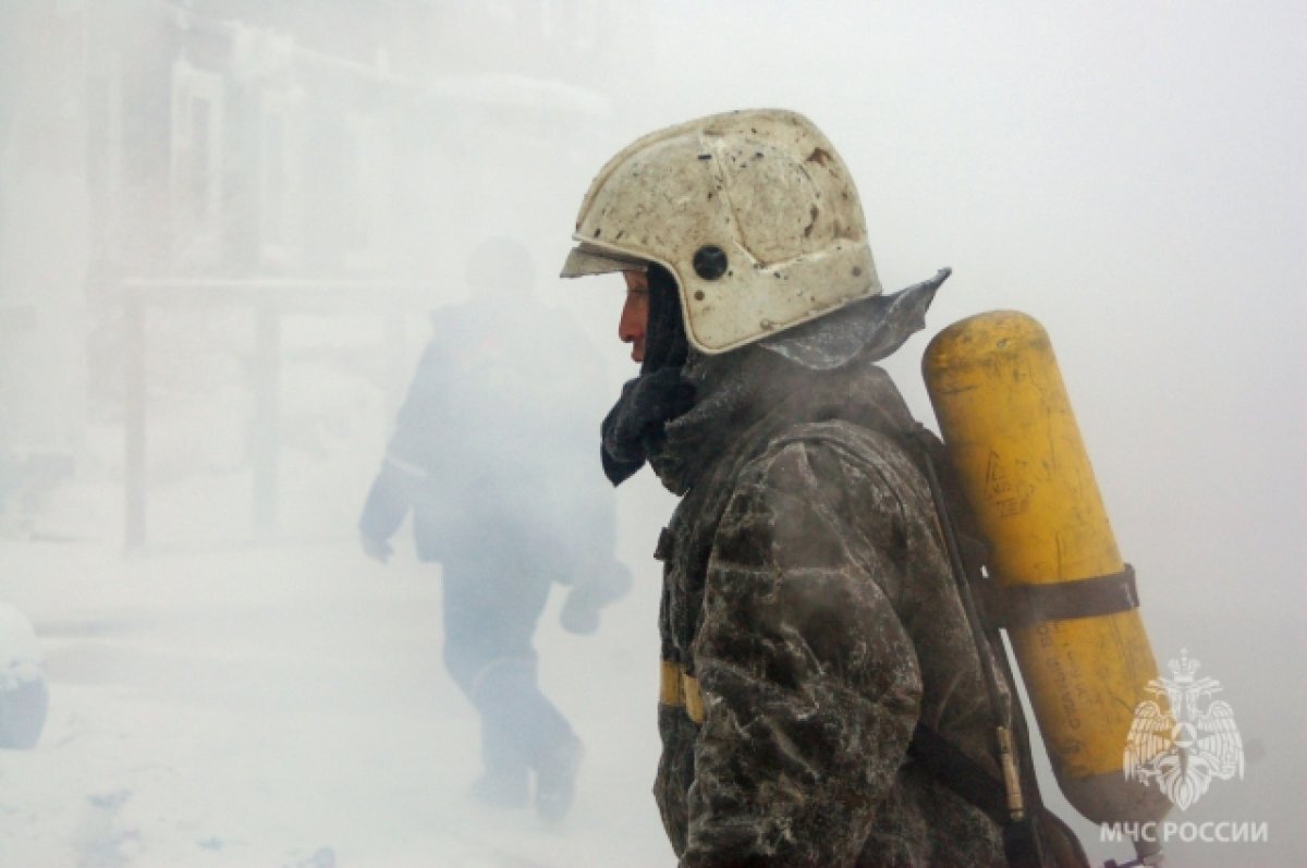   Пассажирский автобус полностью сгорел на остановке в Якутске