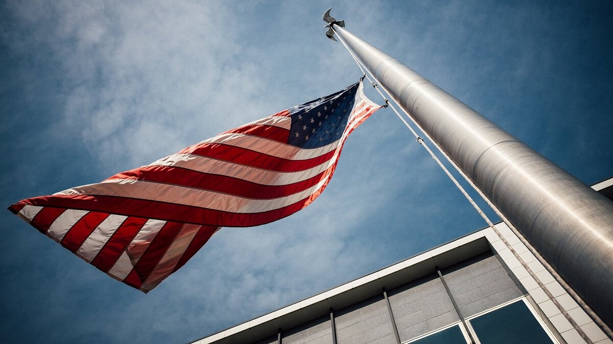    Американский флаг, Вашингтон, США© Unsplash/Jonathan Simcoe